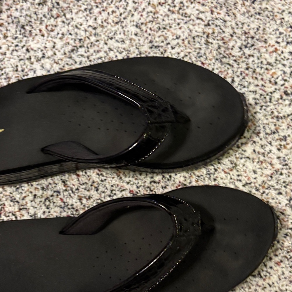 Volatile Black Women's Thong Sandals with Glossy Croc-Strap - Picture 3 of 4